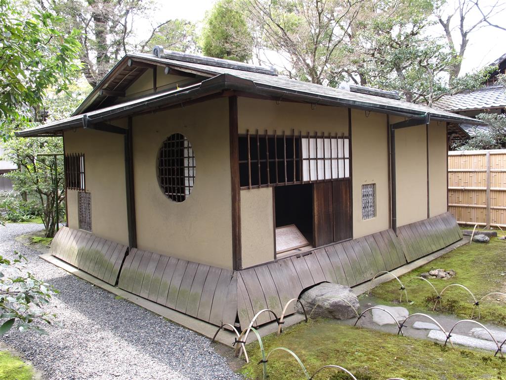The Toyobo tea house (1587) has resided at various locations around Kyoto but now  is situated at the back of Kennin-ji gardens across some stepping stones. You have to put some slippers on to reach it. 