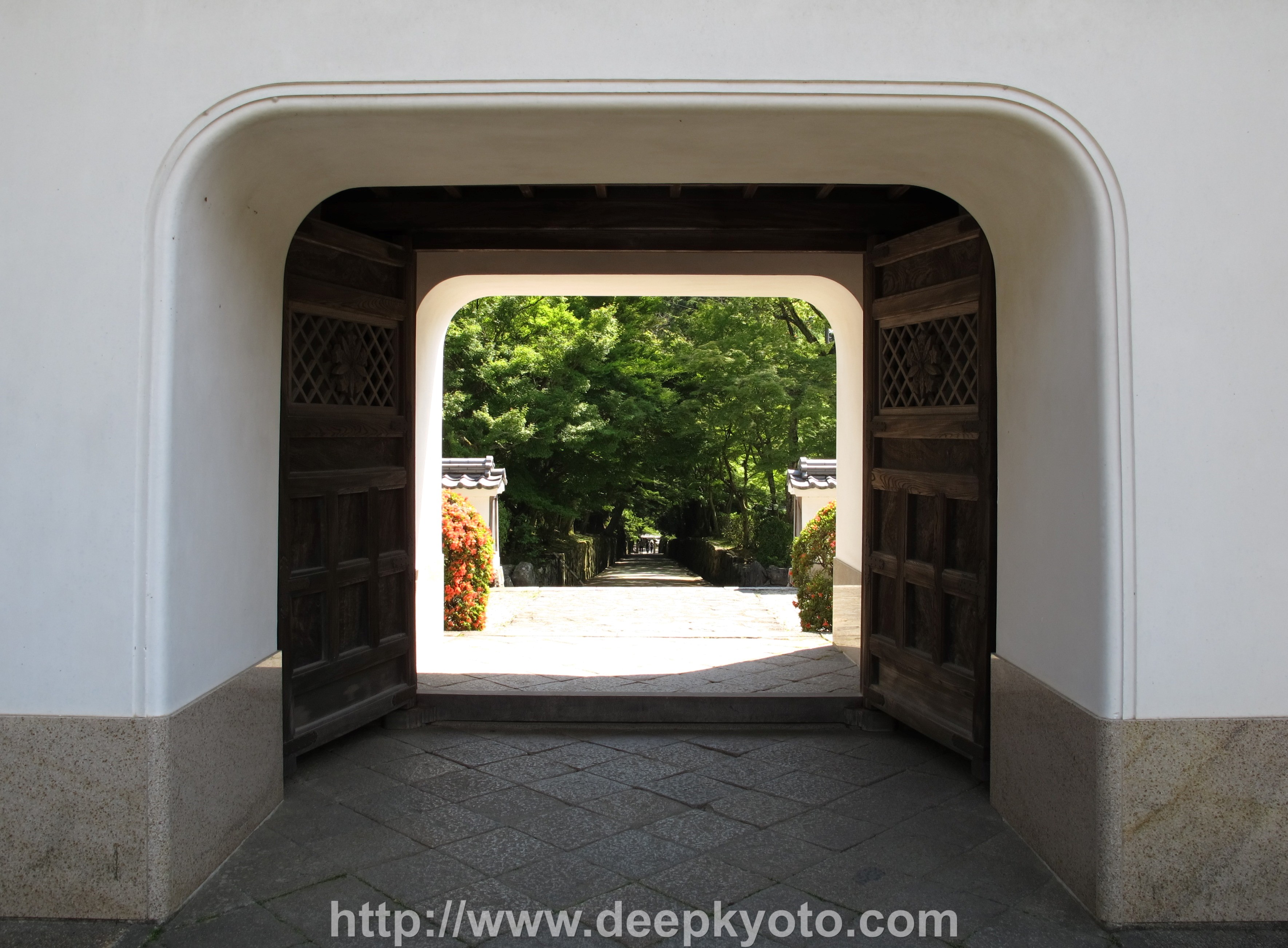 A window onto Uji... Kosho-ji Temple's Chinese style gate looking out onto Koto-zaka or "harp hill".